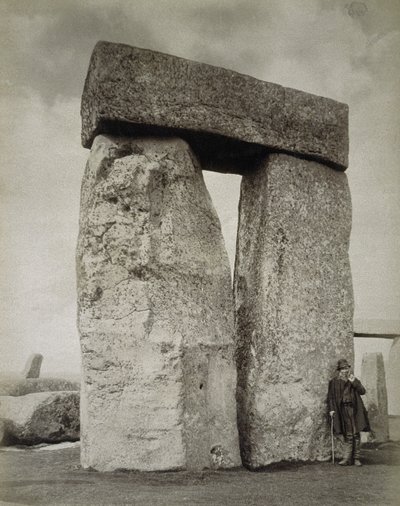 Un pastore che posa a Stonehenge sulla piana di Salisbury da English Photographer